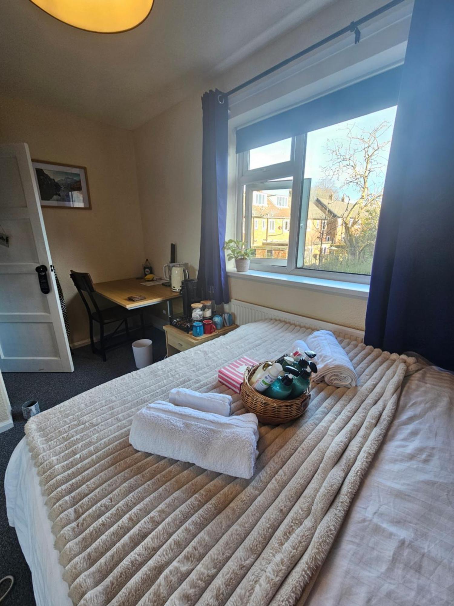 Double Bedroom Located Close To Manchester Airport Wythenshawe Εξωτερικό φωτογραφία